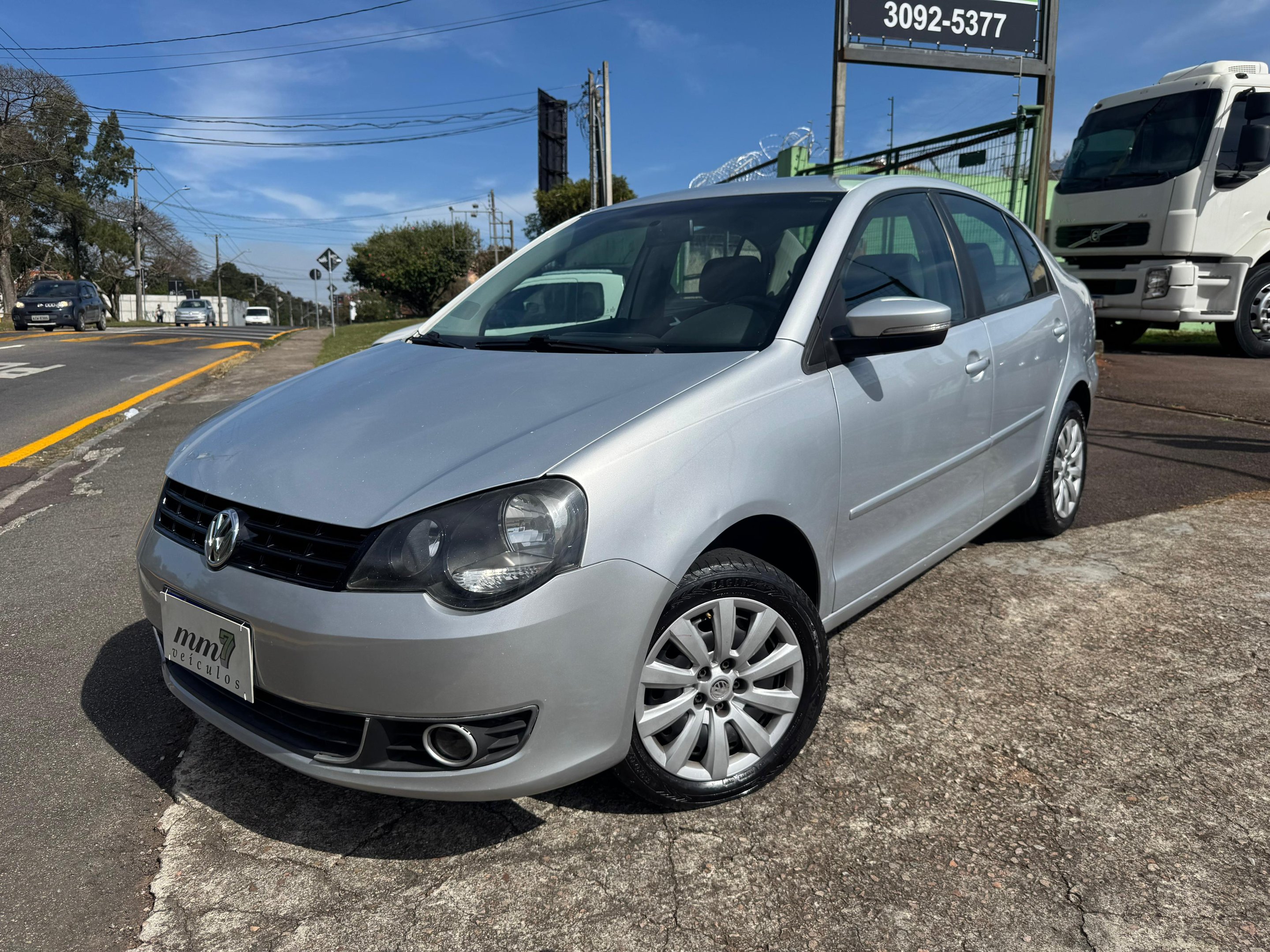 Volkswagen Polo Sedan 1.6 Mi 101cv 8V 4p na cor Cinza em Curitiba / PR - 46908