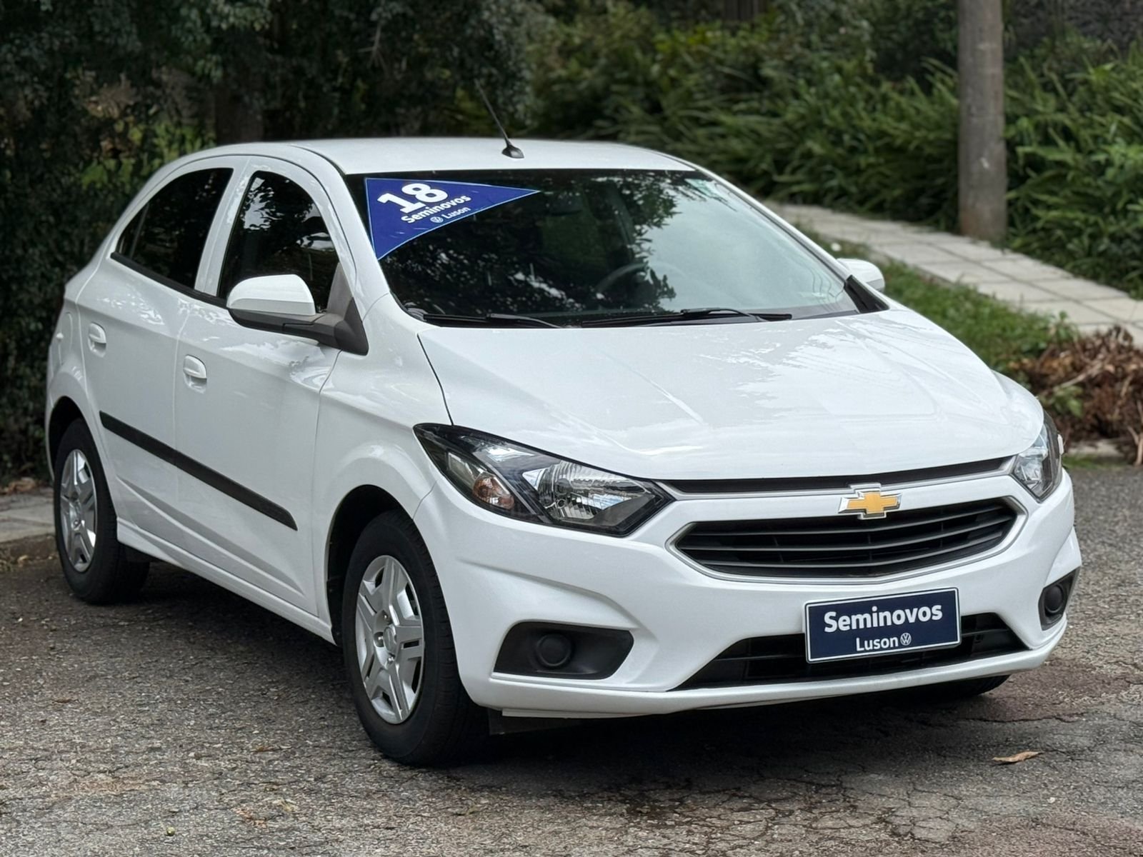 Chevrolet Onix HATCH LT 1.0 8V FlexPower 5p Mec. na cor Branco em Curitiba / PR - 46969