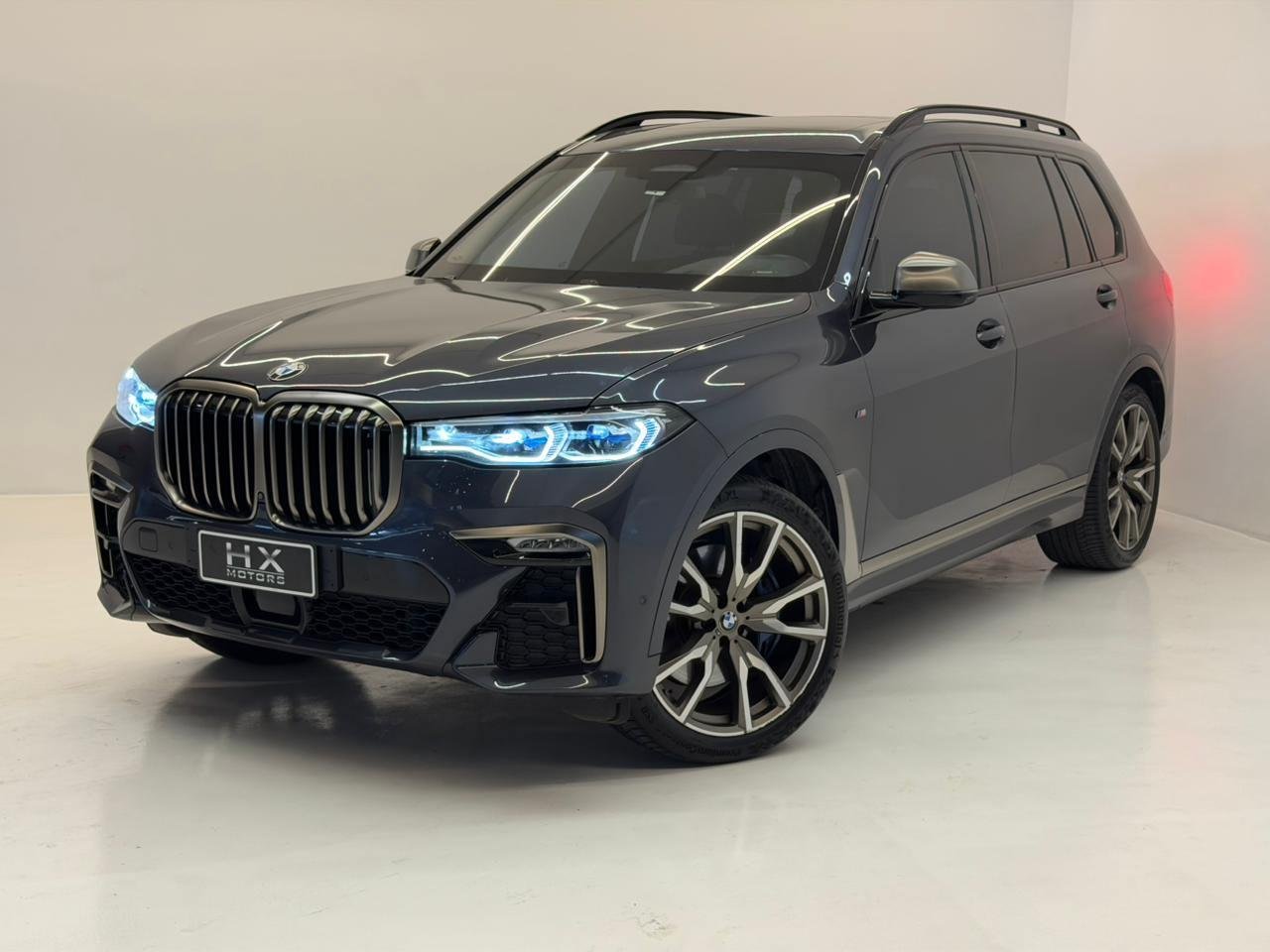 BMW X7 M50i 4.4 V8 Bi-TB Aut. na cor Cinza em São José / SC - 47834