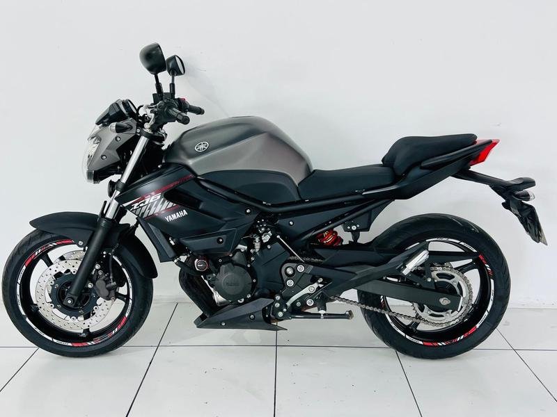 Jaguar XJ-6  na cor Cinza em Colombo / PR - 49553