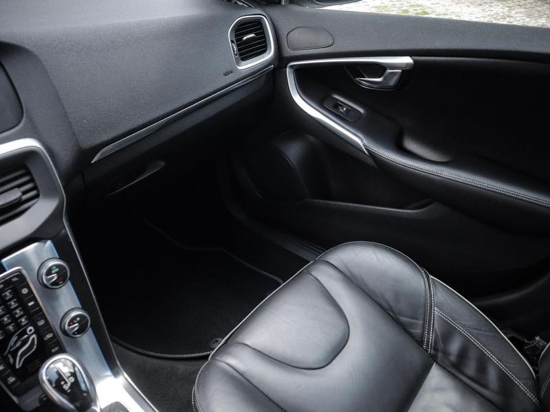 Volvo V40 T-5 R-DESIGN 2.0 Aut. na cor Preto em Curitiba / PR - 49810