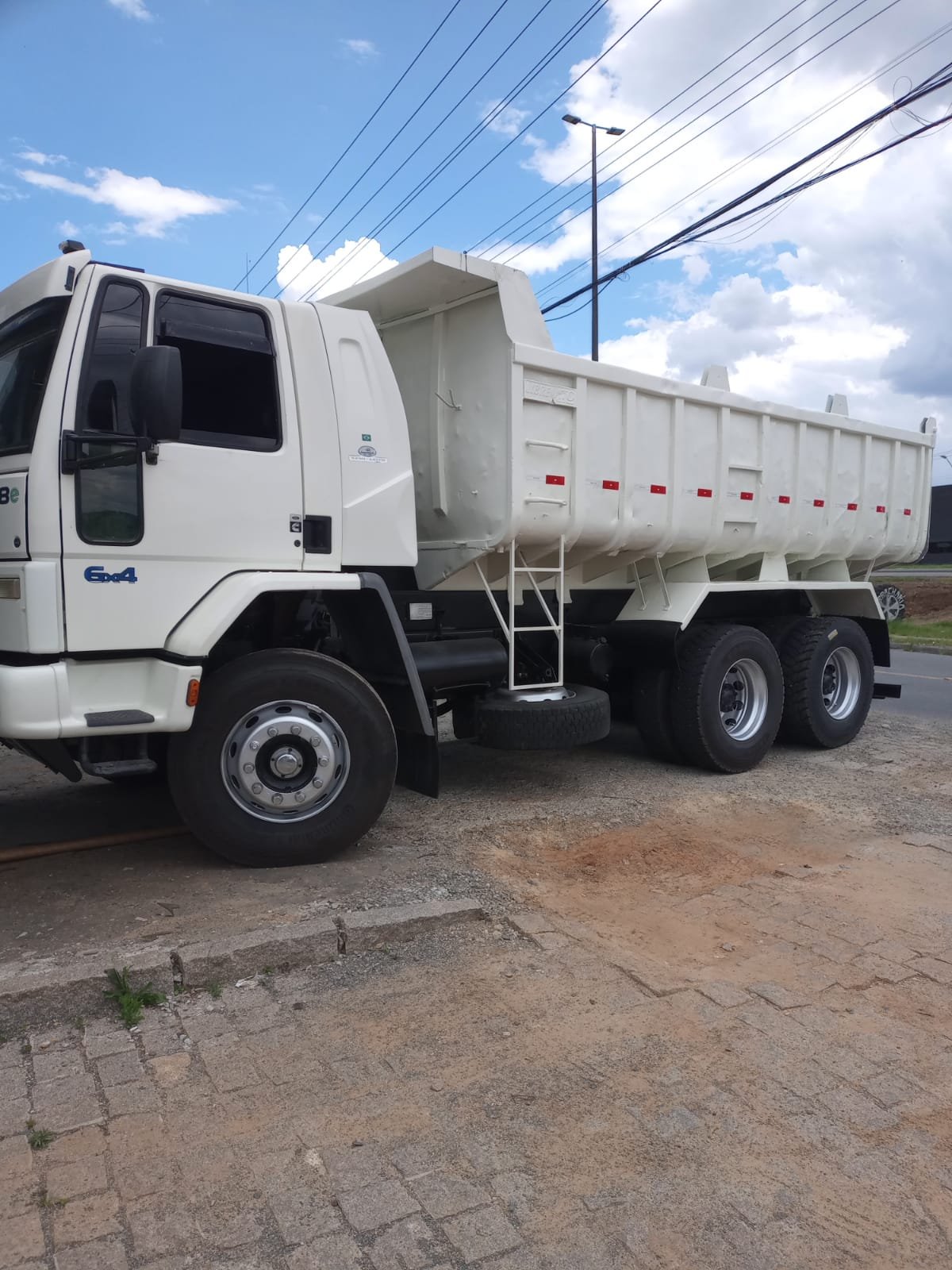 Ford CARGO 2628 E 6x4 T 3-Eixos 2p (diesel) na cor Branco em Campo Largo / PR - 52007