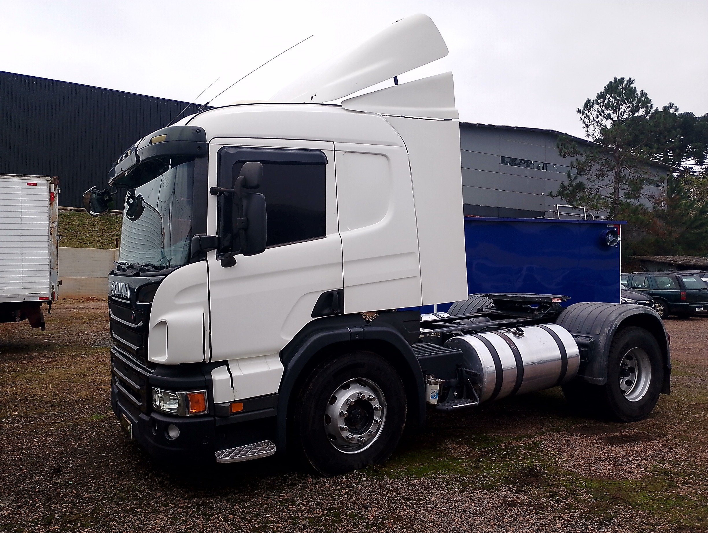 SCANIA P-360 A 4x2 2p (diesel) (E5) na cor Branco em Campo Largo / PR - 52034