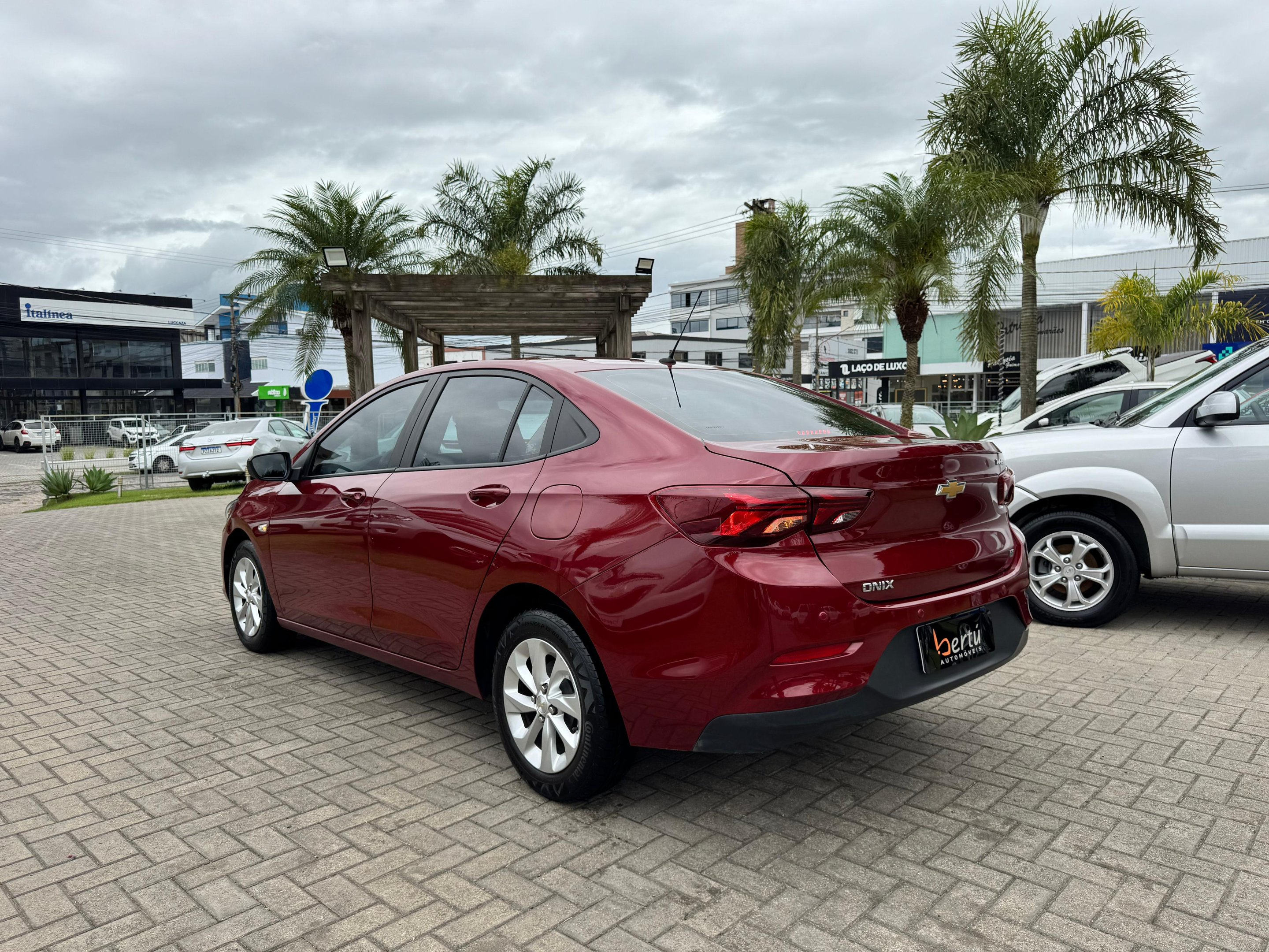 Chevrolet Onix SEDAN Plus LT 1.0 12V Flex 4p Mec. na cor Vermelho em Tubarão / SC - 52269