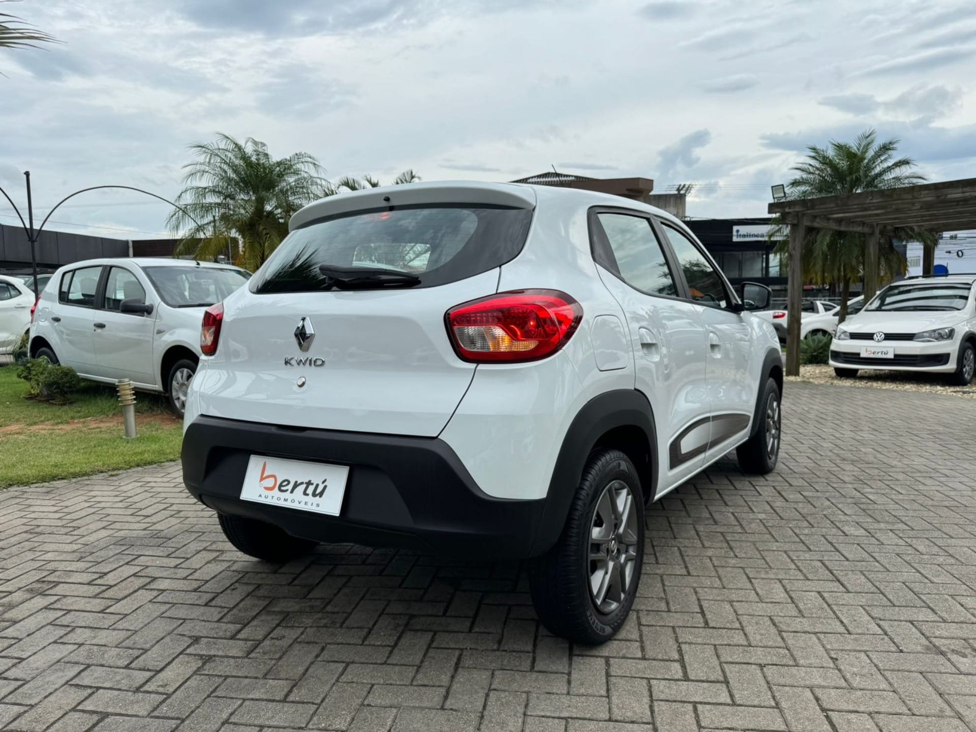 Renault Kwid Intense 1.0 Flex 12V 5p Mec. na cor Branco em Tubarão / SC - 52281