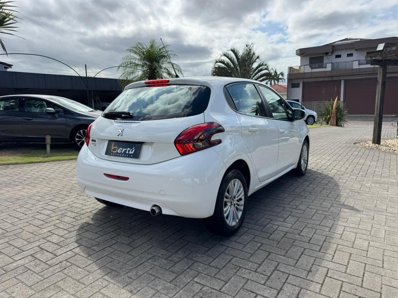 Peugeot 208 Active Pack 1.6 Flex 16V 5p Aut. na cor Branco em Tubarão / SC - 52296