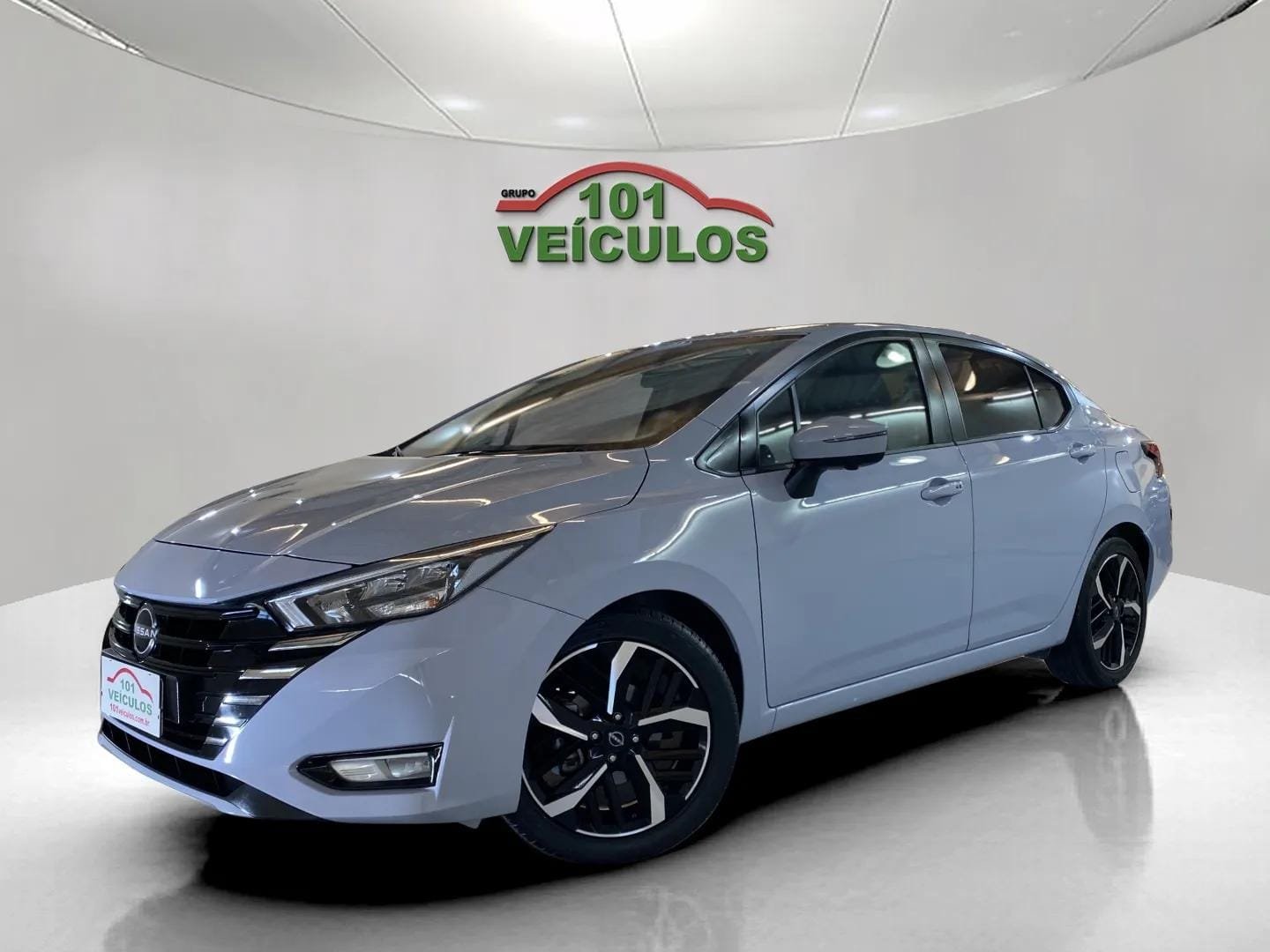 Nissan VERSA V-DRIVE Premium 1.6 16v Flex Aut. na cor Cinza em São José / SC - 52913
