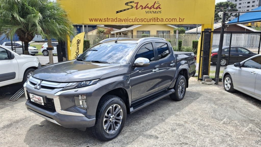 Mitsubishi Triton HPE-S 2.4 CD 4x4 TB Diesel Aut. na cor Cinza em Curitiba / PR - 53674