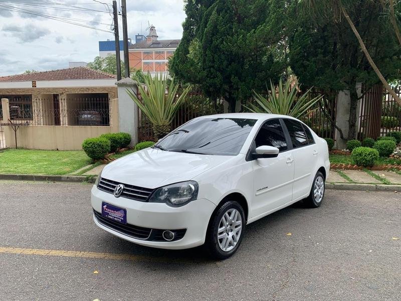 Volkswagen Polo Sedan 1.6 Mi 101cv 8V 4p na cor Branco em Pinhais / PR - 53799