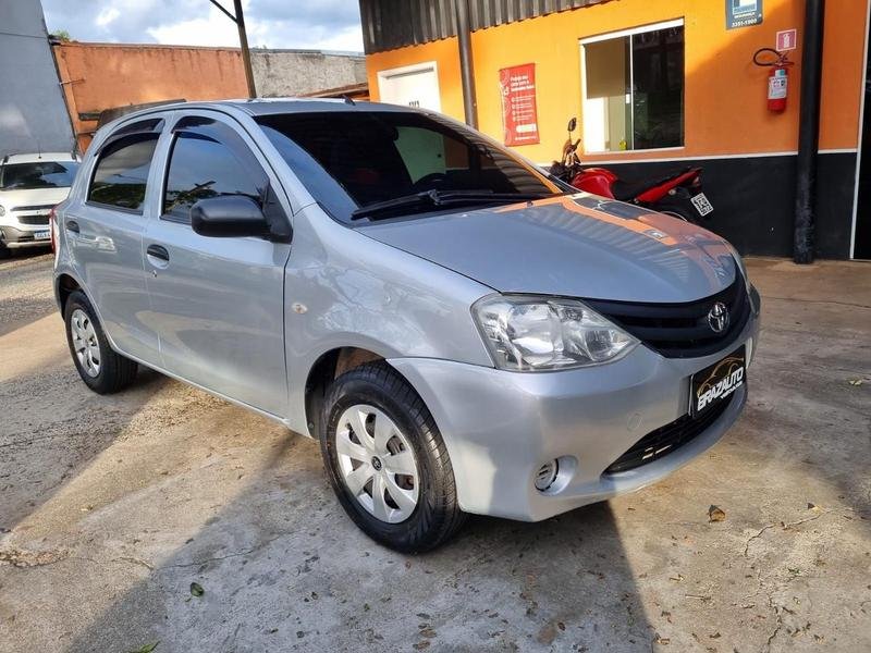 Toyota Etios XS 1.3 Flex 16V 5p Mec. na cor Prata em Curitiba / PR - 54952