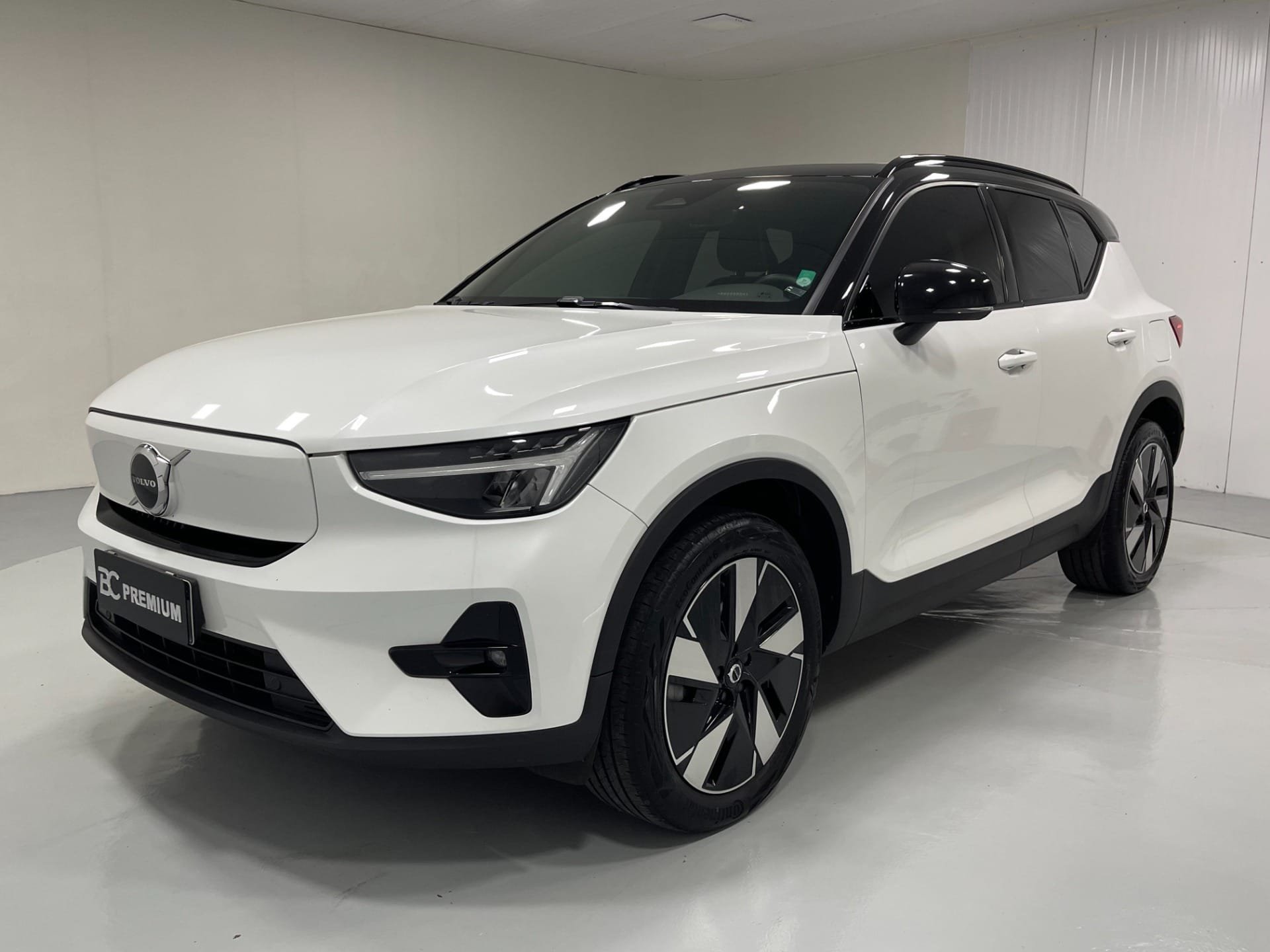 Volvo XC40 Pure (Elétrico) na cor Branco em Curitiba / PR - 55571