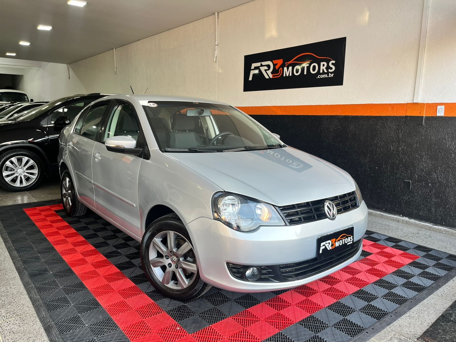 Volkswagen Polo Sedan 1.6 Mi 101cv 8V 4p na cor Cinza no Gravataí / RS - 7275