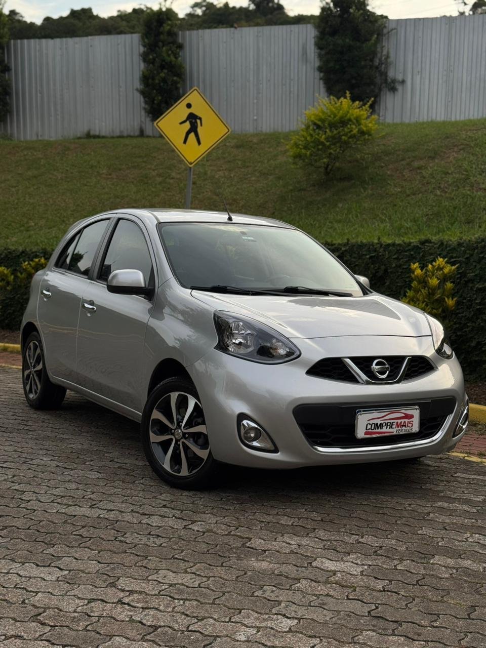 Nissan MARCH SL 1.6 16V FlexStart 5p Mec. na cor Cinza em Joinville / SC - 766298