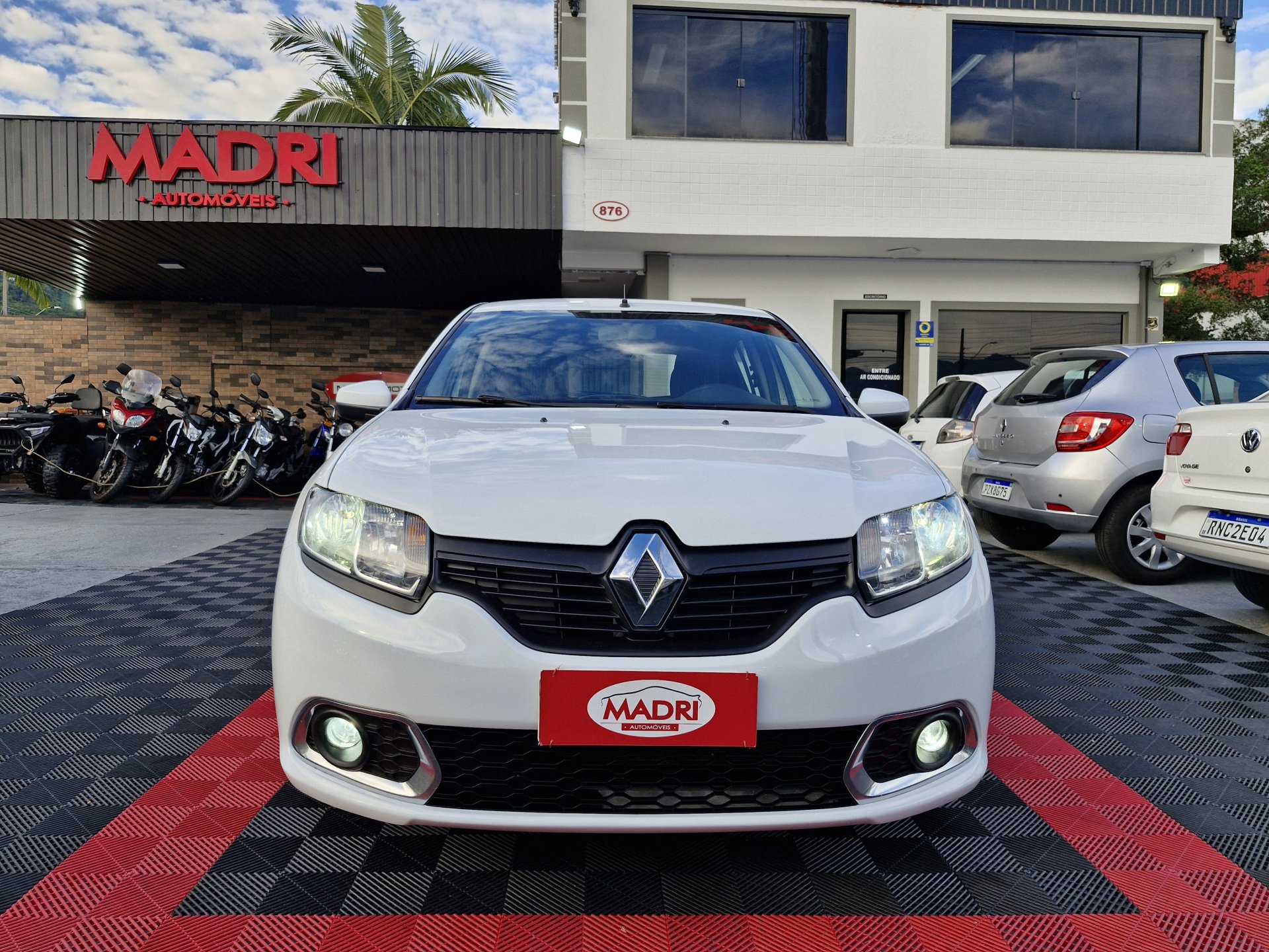 Renault Sandero Authentique Hi-Flex 1.0 16V 5p na cor Branco em Palhoça / SC - 780819