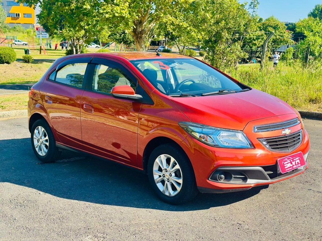 Chevrolet Onix HATCH LT 1.0 8V FlexPower 5p Mec. na cor Laranja em Guarapuava / PR - 788026