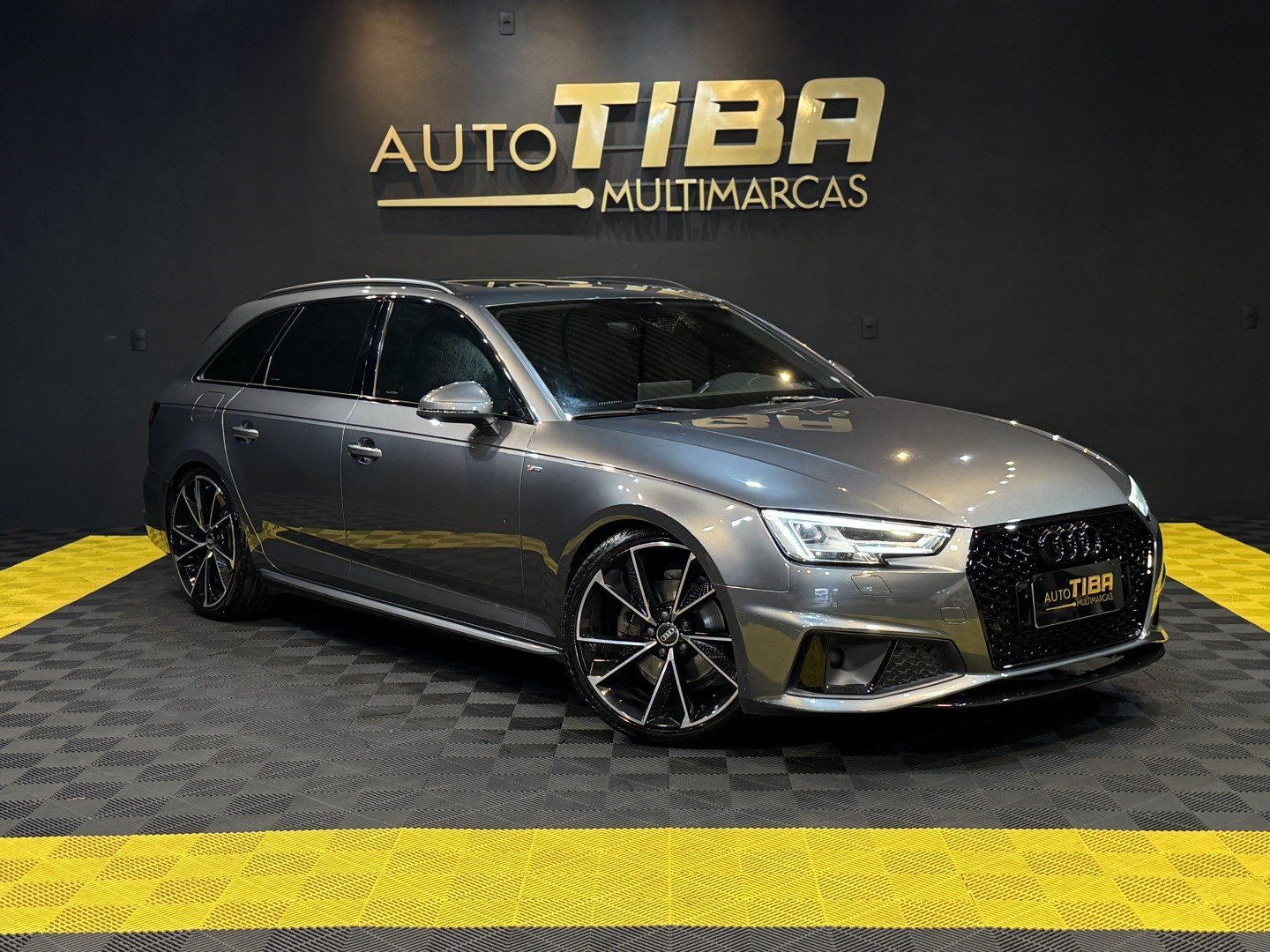 Audi A4 Avant Prest. Plus 2.0 TFSI S-tronic na cor Cinza em Joinville / SC - 790560