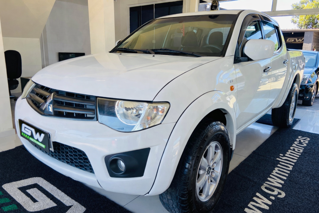 Mitsubishi L200 Triton HLS 2.4 Flex 16V CD Mec. na cor Branco em Curitiba / PR - 795734