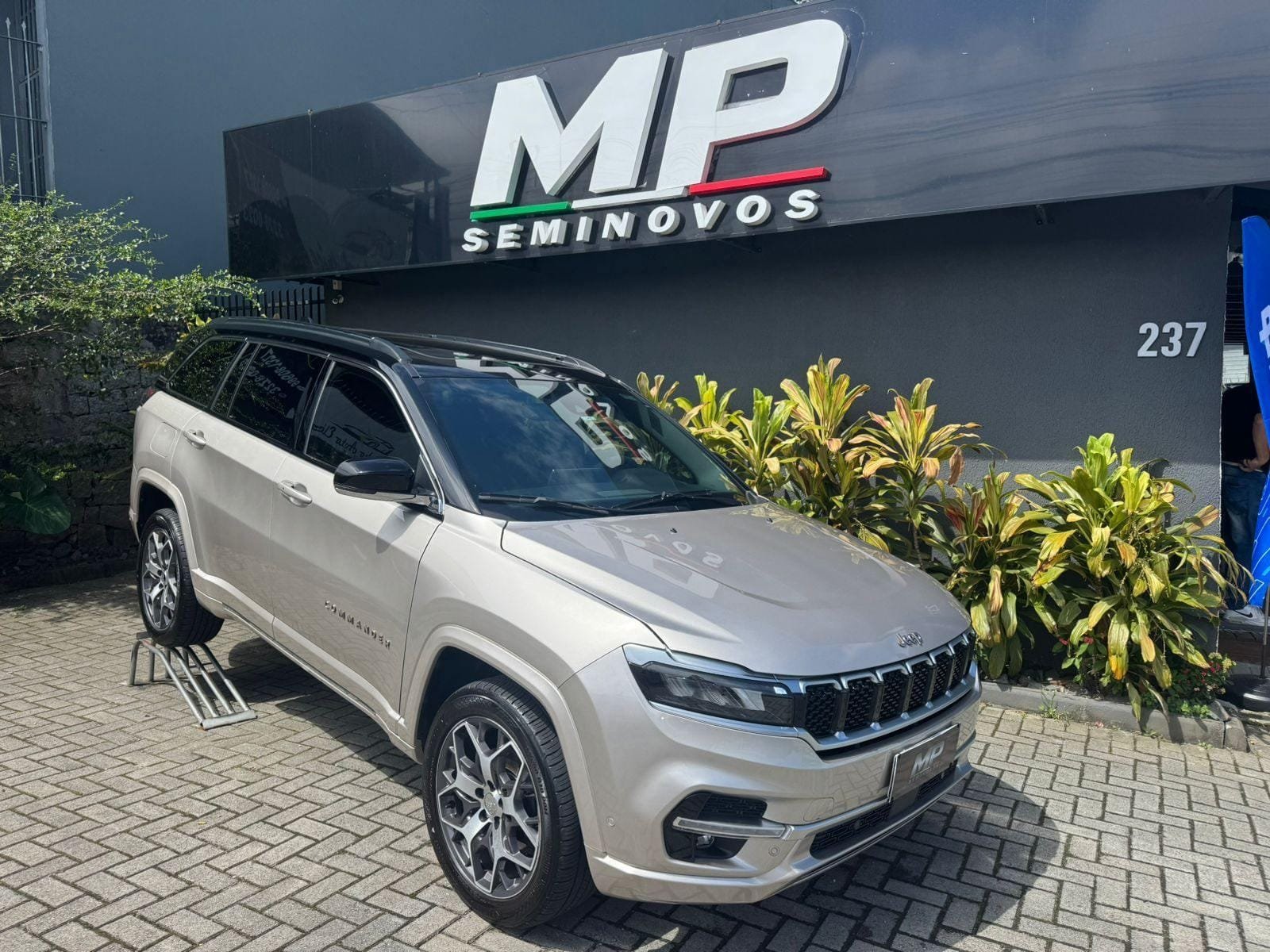 Jeep Commander Overl. TD380 2.0 4x4 Die. Aut. na cor Amarelo em Florianópolis / SC - 801