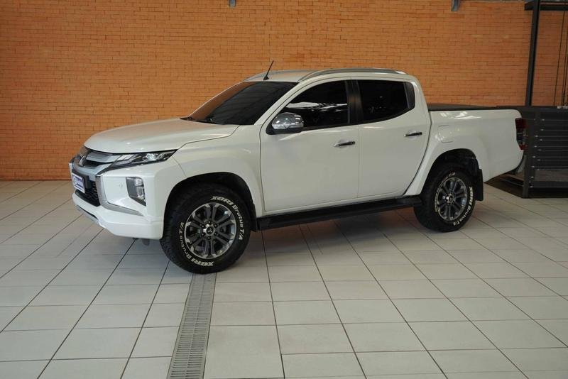 Mitsubishi Triton HPE-S 2.4 CD 4x4 TB Diesel Aut. na cor Branco em Curitiba / PR - 806104