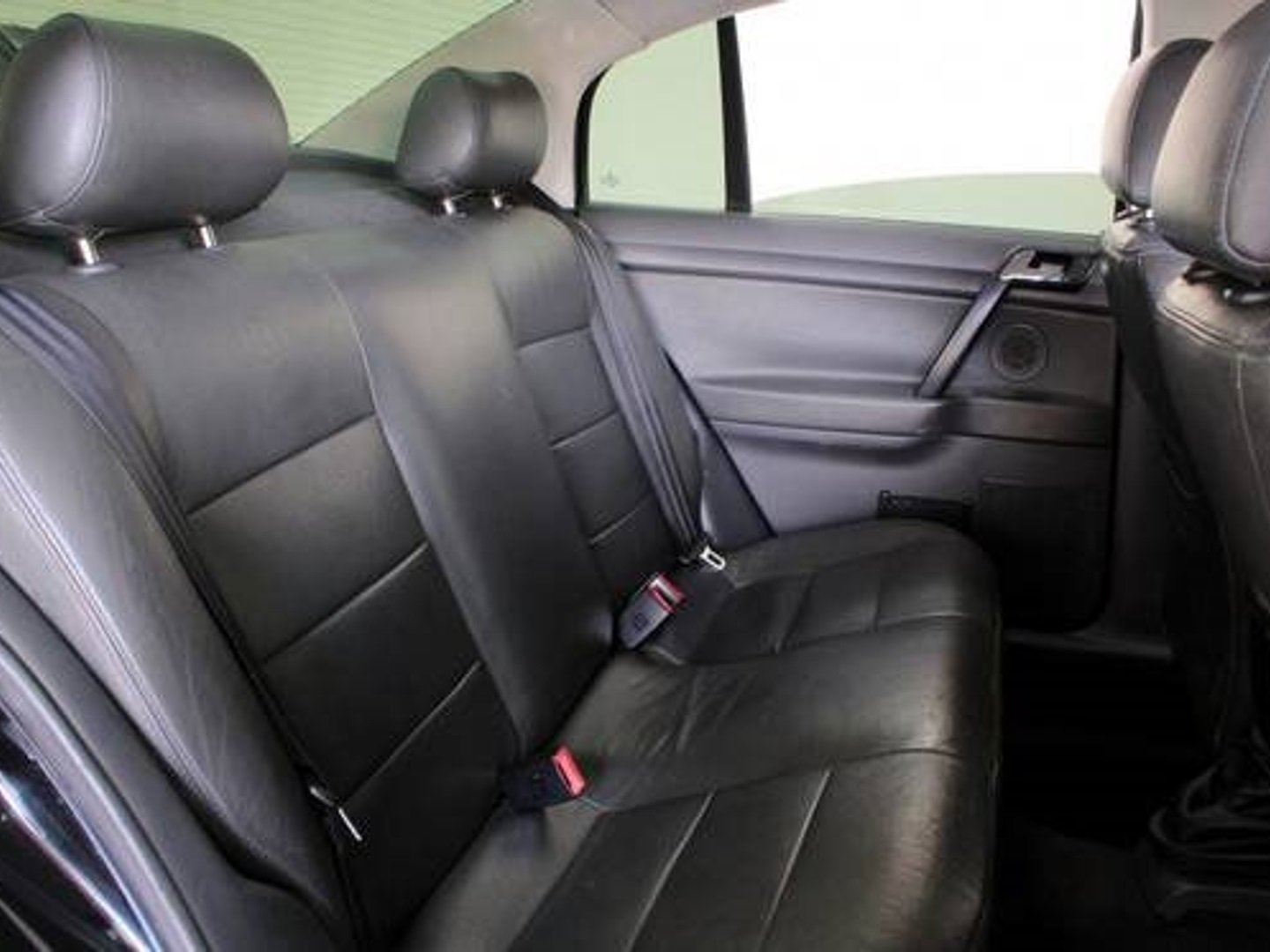 Volkswagen Polo Sedan 1.6 Mi 101cv 8V 4p na cor Preto em Curitiba / PR - 807237