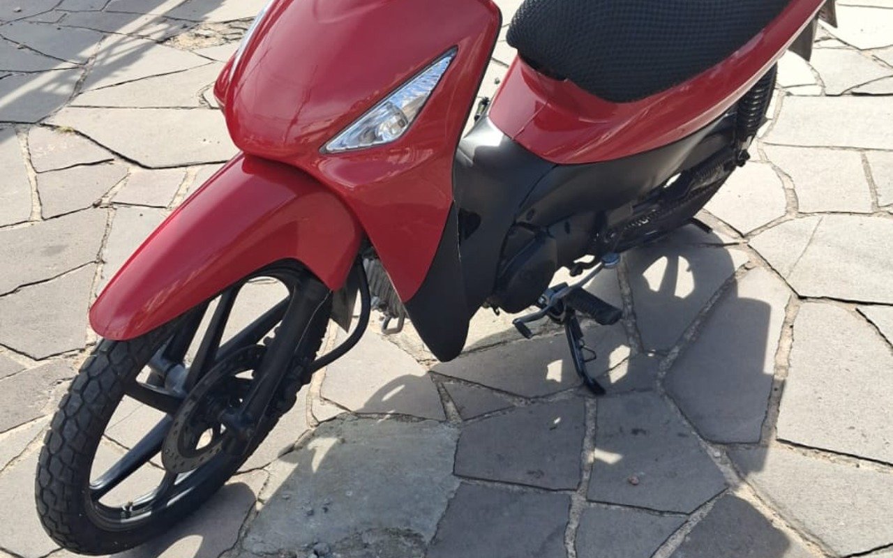 Honda BIZ 125+  na cor Vermelho no Porto Alegre / RS - 808437