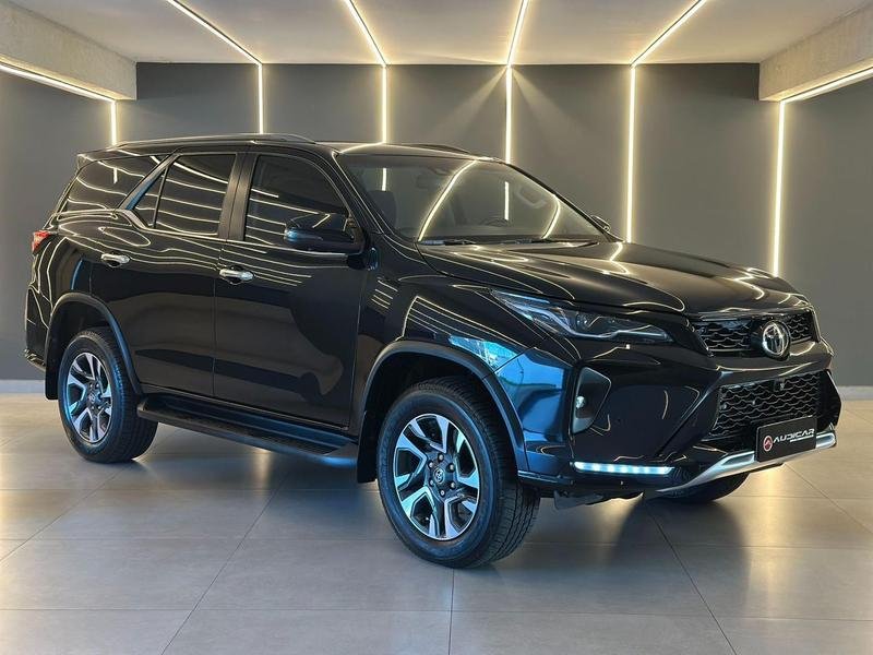 Toyota Hilux SW4 SRX Plat. 4x4 2.8 TB Die. Aut. na cor Preto em Campo Largo / PR - 814582