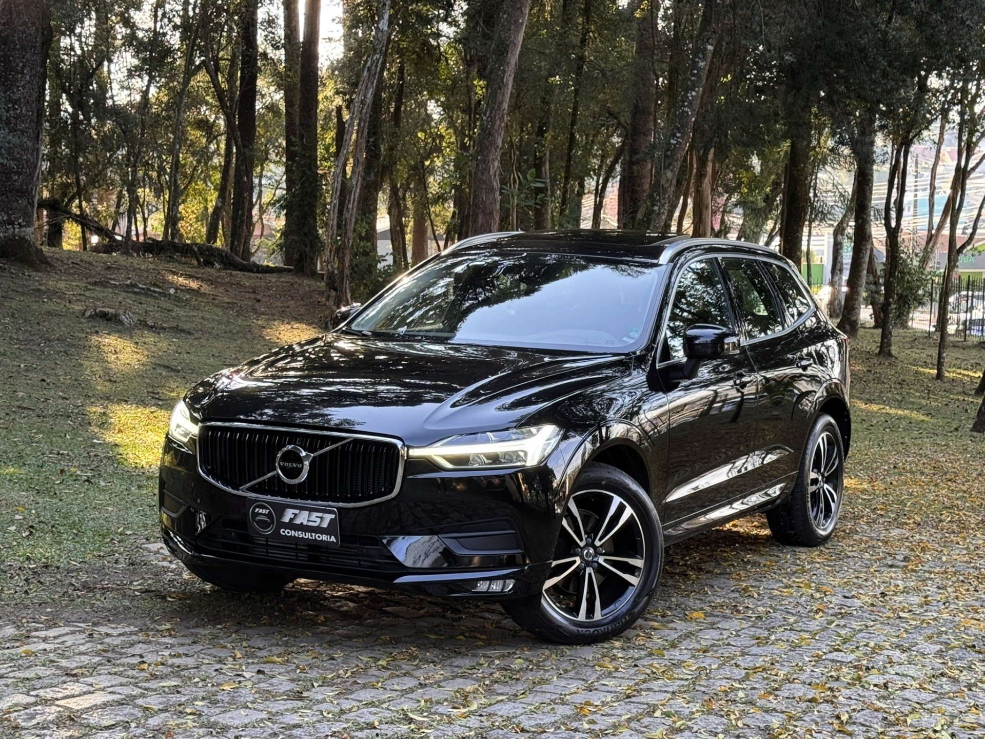 Volvo XC60 T-5 MOMENTUM 2.0 254cv AWD 5p na cor Preto em Curitiba / PR - 819339