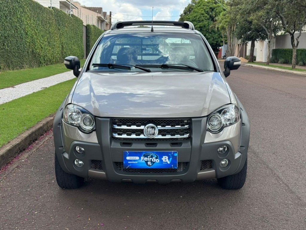 Fiat Strada Adventure 1.8/ 1.8 LOCKER Flex CE na cor Bege em Cascavel / PR - 819480