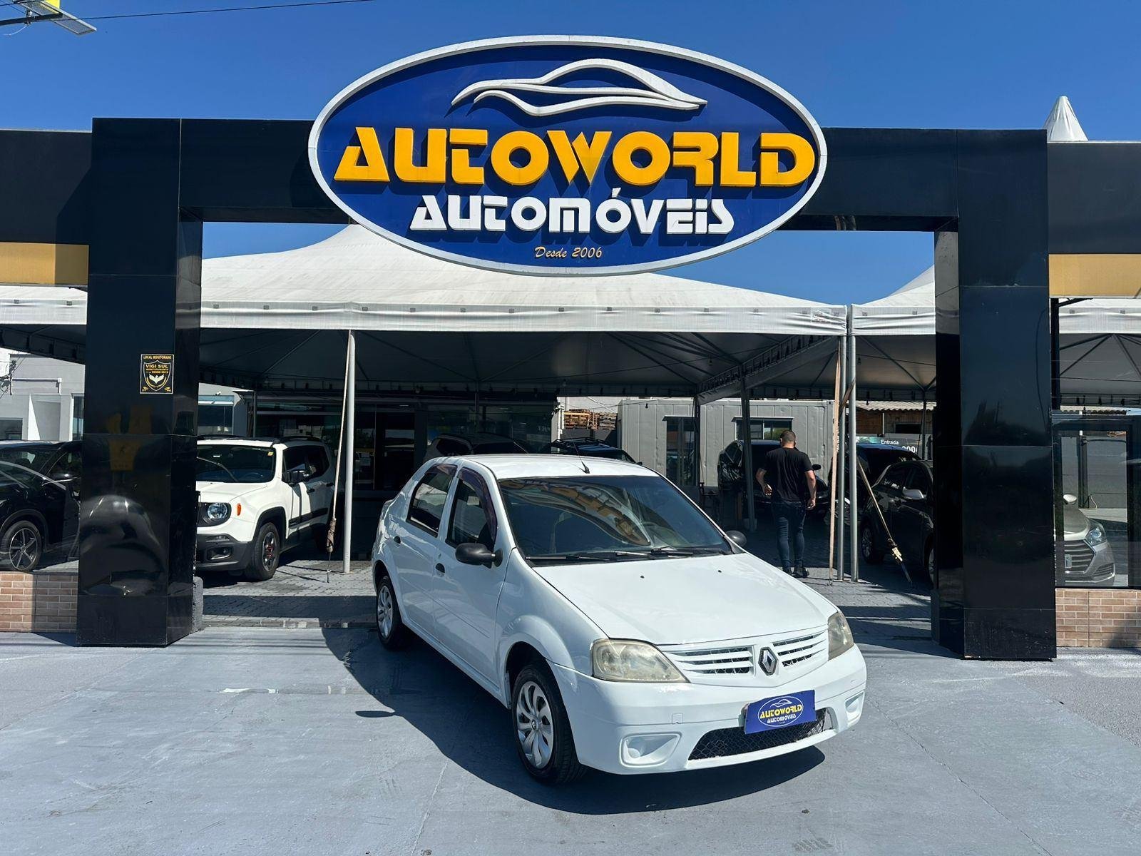 Renault Logan Authentique Hi-Flex 1.0 16V 4p na cor Branco em Palhoça / SC - 820204