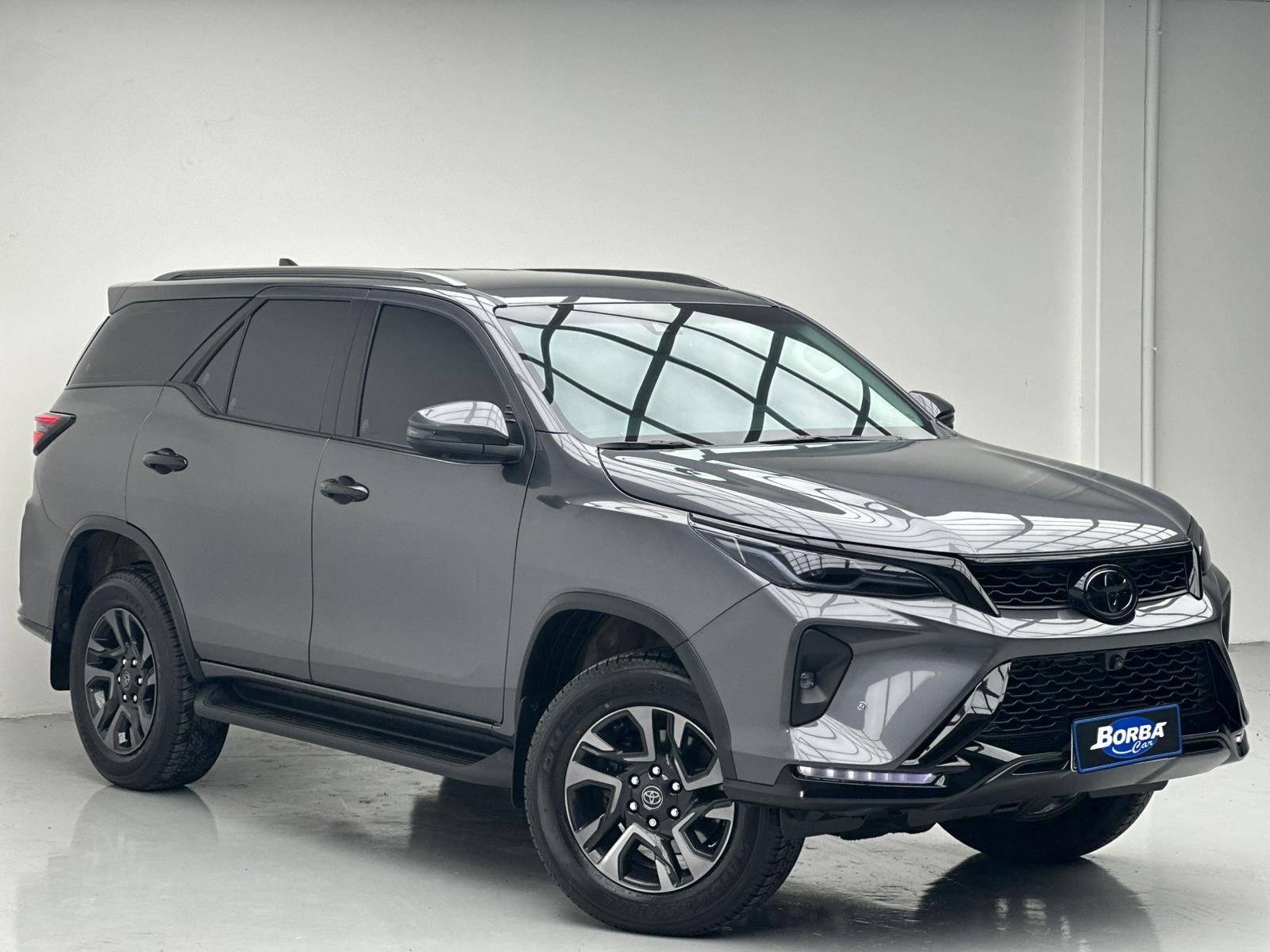 Toyota Hilux SW4 SRX Plat. 4x4 2.8 TB Die. Aut. na cor Cinza em Rio do Sul / SC - 836210