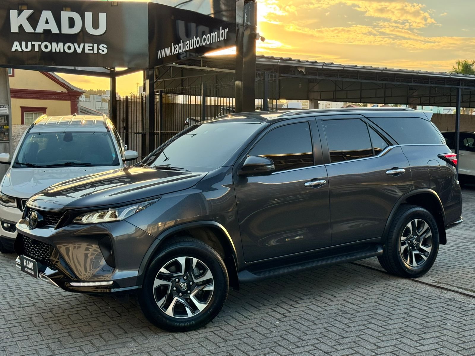 Toyota Hilux SW4 SRX Diamo. 4x4 2.8 TB Die Aut. na cor Cinza em São José / SC - 836912