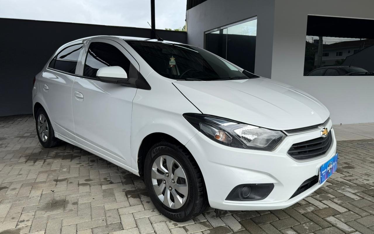 Chevrolet ONIX HATCH LT 1.0 8V FlexPower 5p Mec. na cor Branco em Joinville / SC - 842568