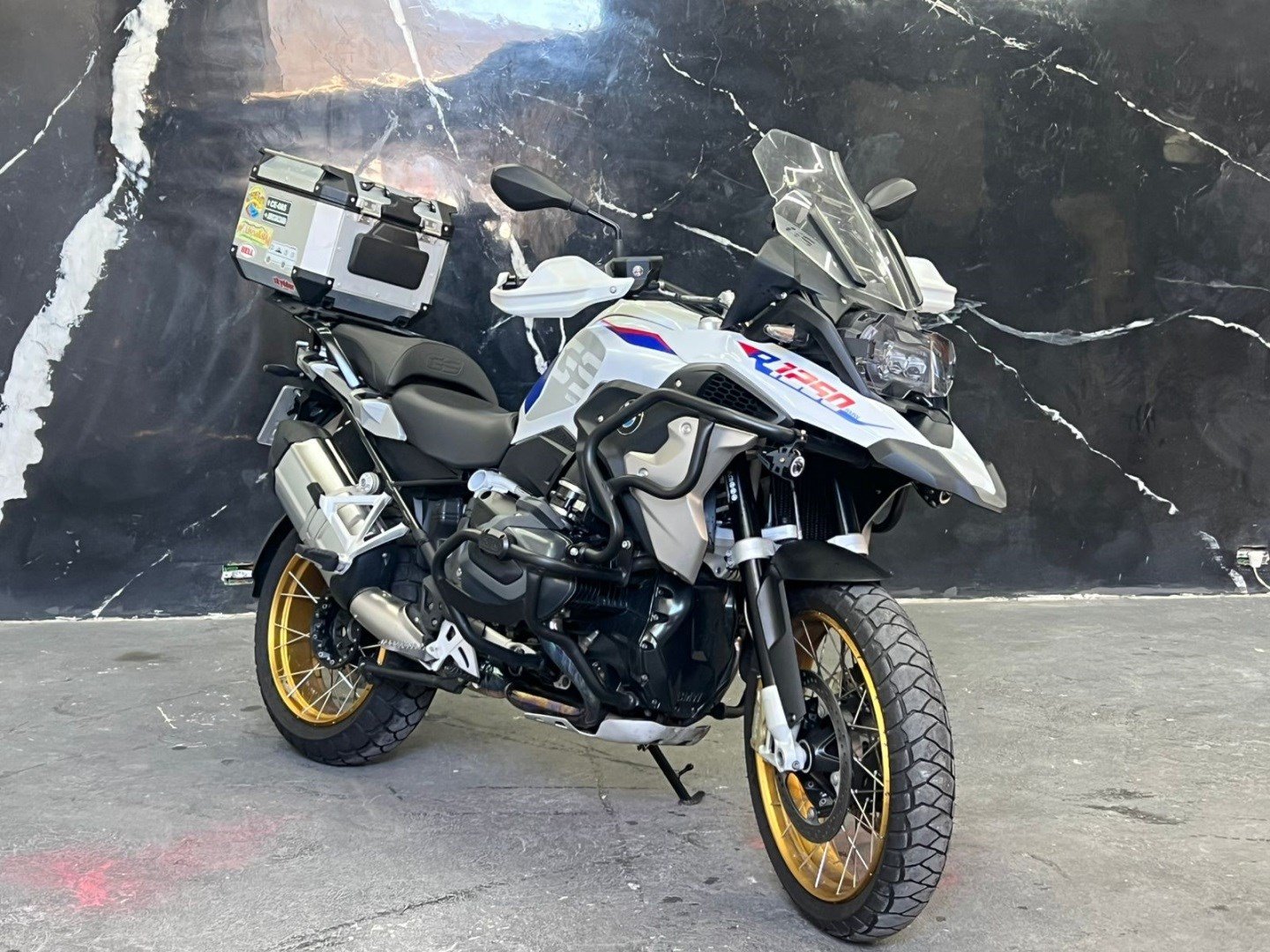 BMW R 1250 GS Premium Triple Black 719  na cor Branco em Curitiba / PR - 845095