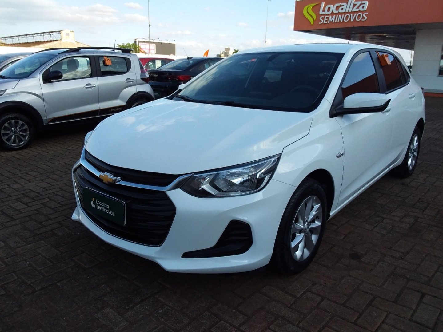 Chevrolet Onix HATCH SELEÇÃO 1.0 8V Flex 5p Mec. na cor Branco em Cascavel / PR - 853594