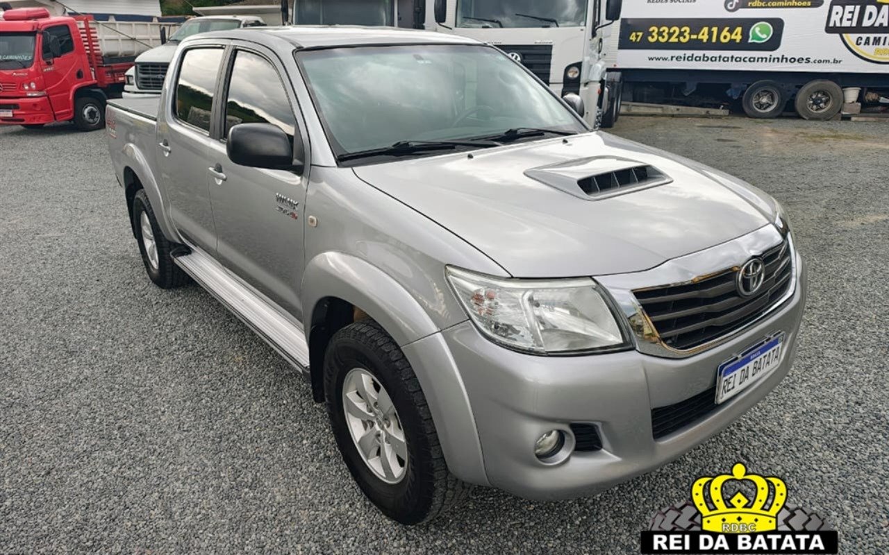 Toyota Hilux CD D4-D 4x4 3.0 TDI Dies. Mec. na cor Prata em Blumenau / SC - 859528