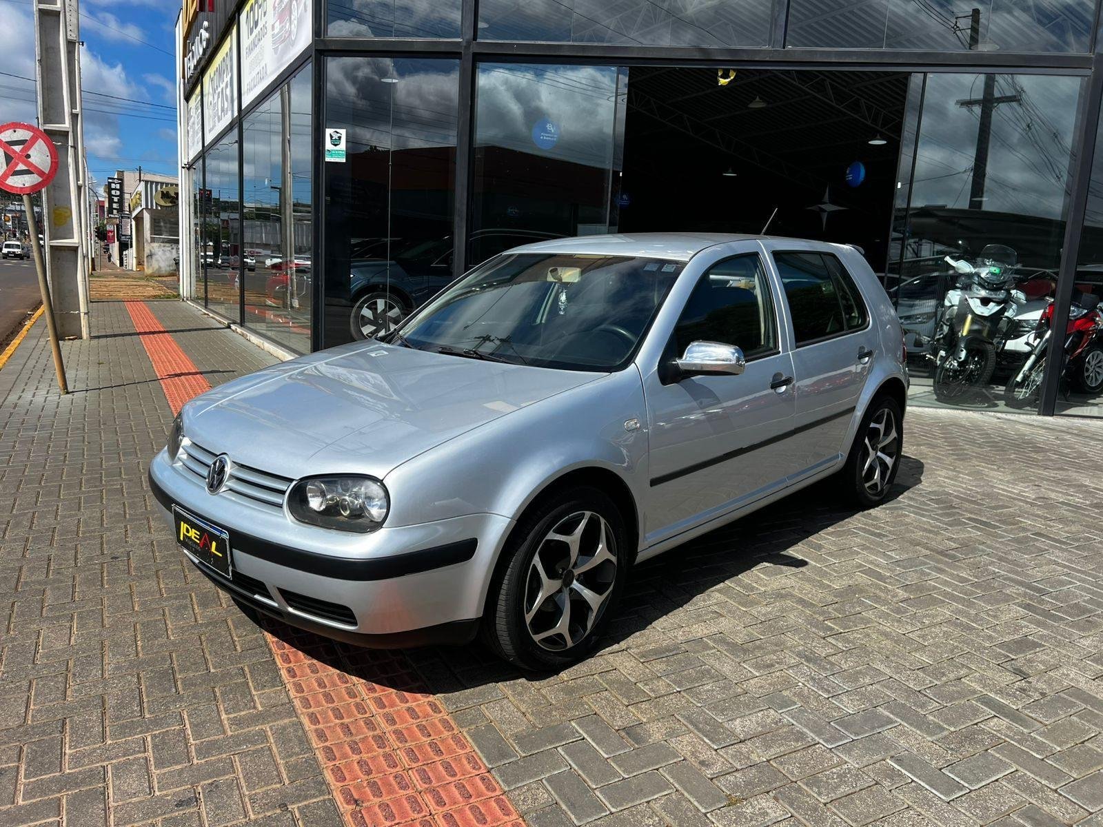 Volkswagen Golf 1.6Mi/ 1.6Mi Gener./Black & Silver na cor Prata em Xanxerê / SC - 859832