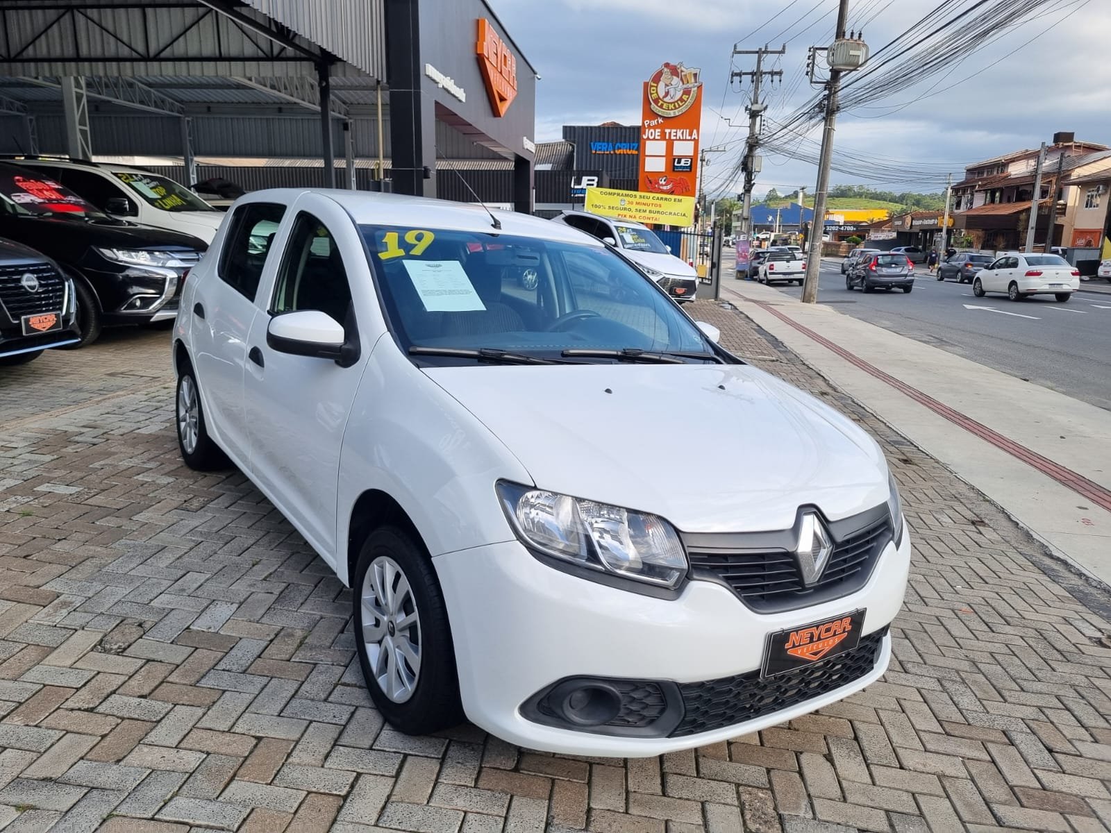Renault Sandero Authentique Hi-Flex 1.0 16V 5p na cor Branco em Joinville / SC - 859863