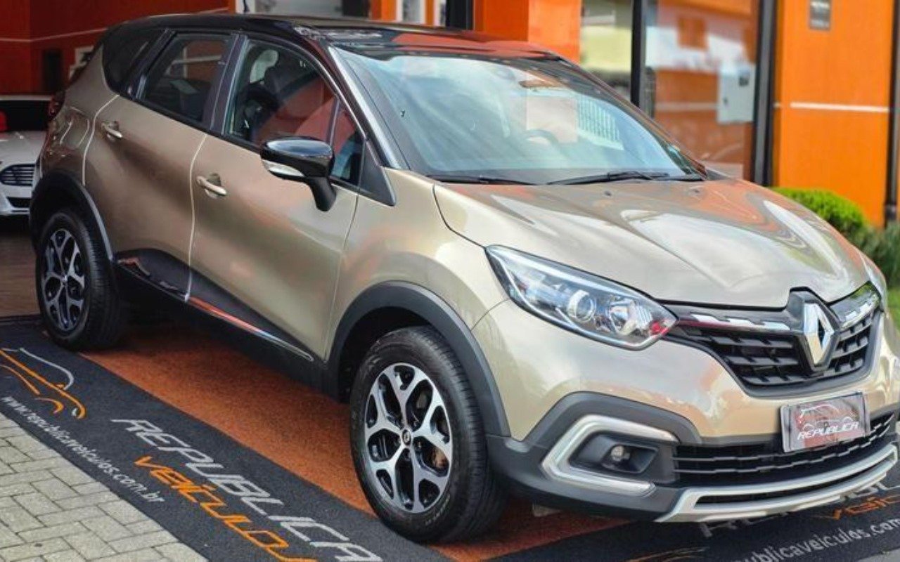 Renault Captur Intense 1.3 TB 16V Flex 5p Aut. na cor Marrom em Curitiba / PR - 868497