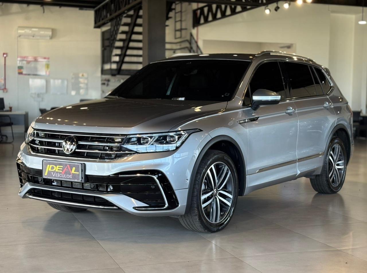 Volkswagen Tiguan Allspac R-Line 300 TSI 2.0 na cor Prata em Xanxerê / SC - 870639