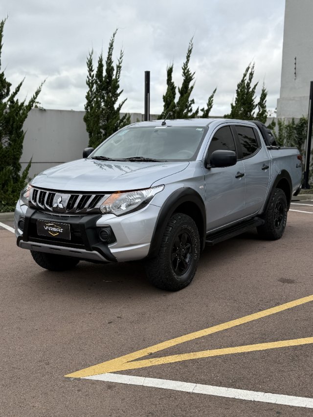 Mitsubishi L200 Sport 2.5 4x4 CD Turbo Diesel na cor Prata em Ponta Grossa / PR - 874246