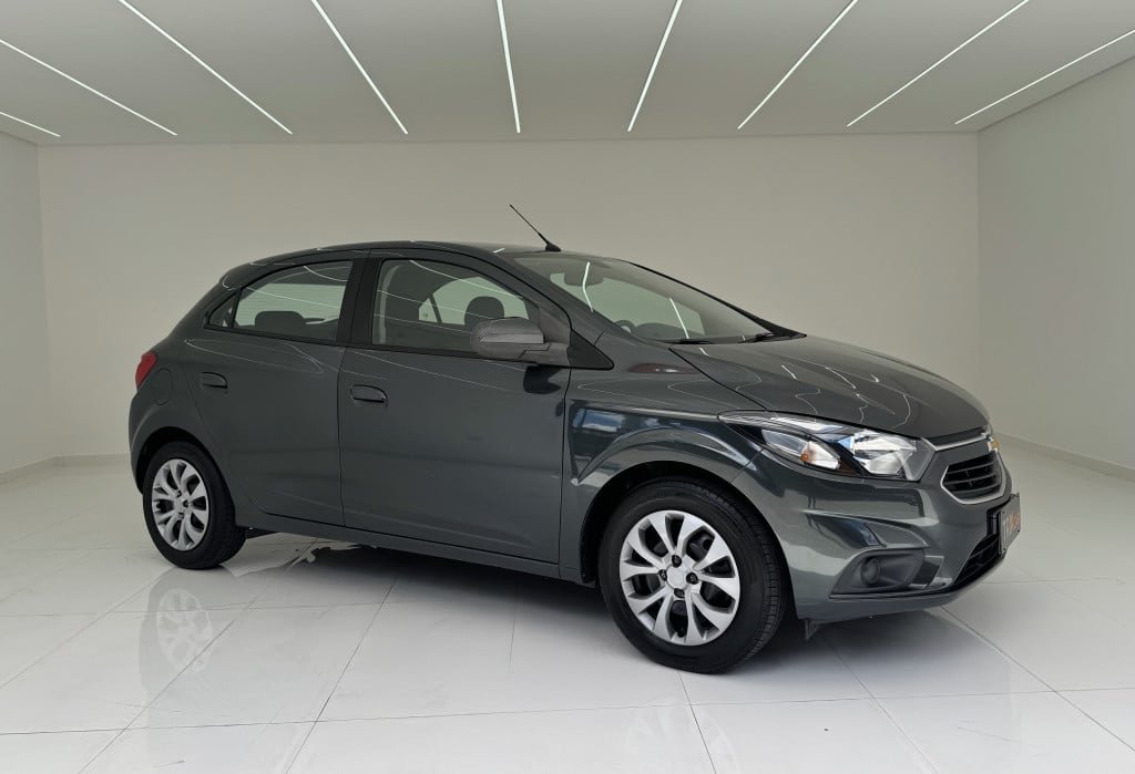 Chevrolet Onix HATCH LT 1.4 8V FlexPower 5p Aut. na cor Cinza em Curitiba / PR - 876330