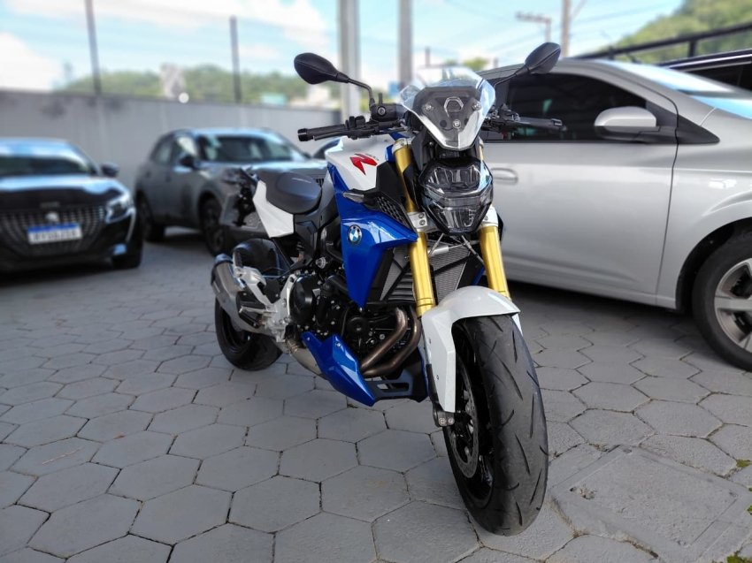 BMW F 900 R Sport Plus  na cor Branco em Blumenau / SC - 876810