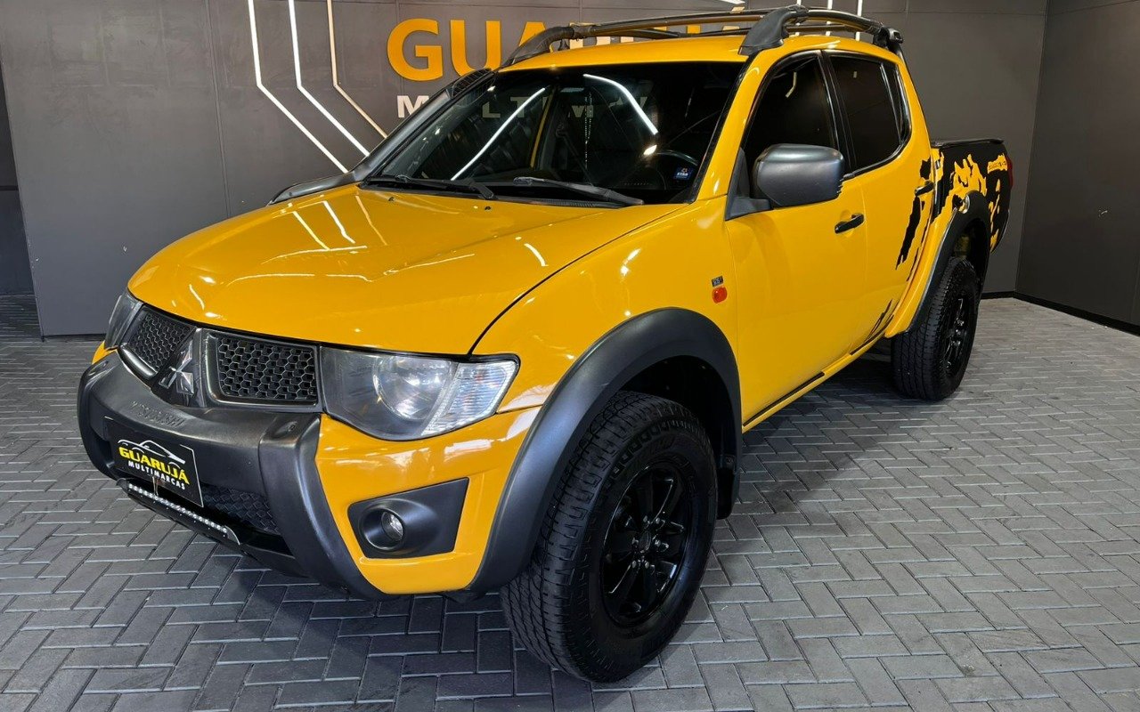 Mitsubishi L200 Triton Savana 3.2 CD TBI Dies. Mec. na cor Amarelo em Joinville / SC - 876932