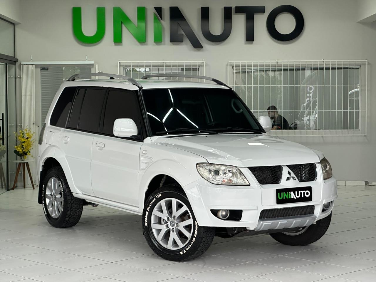 Mitsubishi Pajero iO Mec. na cor Branco em Joinville / SC - 877712