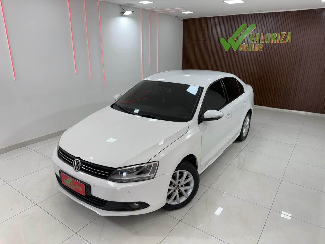 Volkswagen Jetta Comfortline 2.0 T.Flex 8V 4p Tipt. na cor Branco em Londrina / PR - 878367
