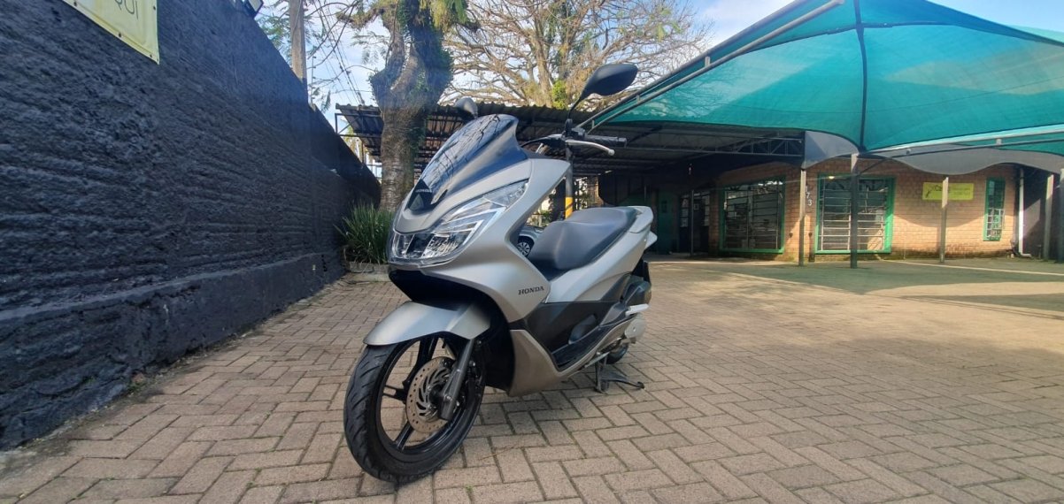 Honda PCX 150/DLX  na cor Prata no Porto Alegre / RS - 879226