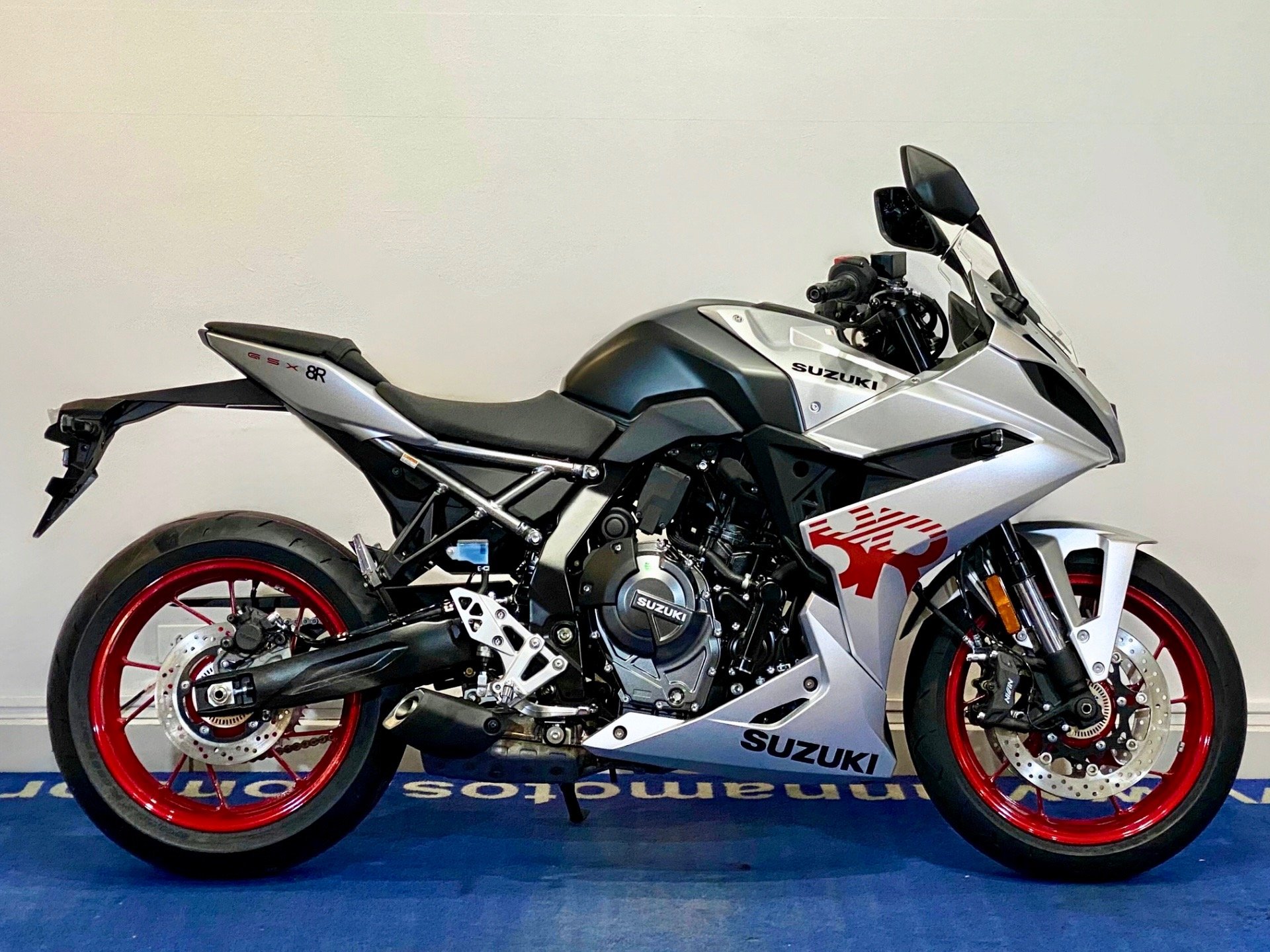 Suzuki GSX-8R  na cor Prata em Curitiba / PR - 879616