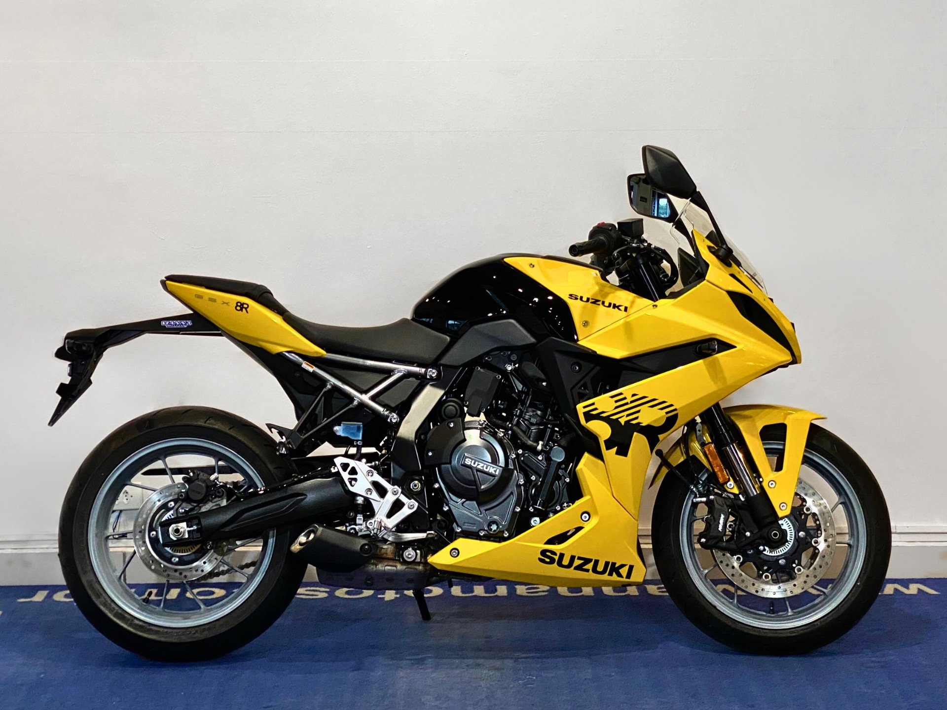 Suzuki GSX-8R  na cor Amarelo em Curitiba / PR - 879650