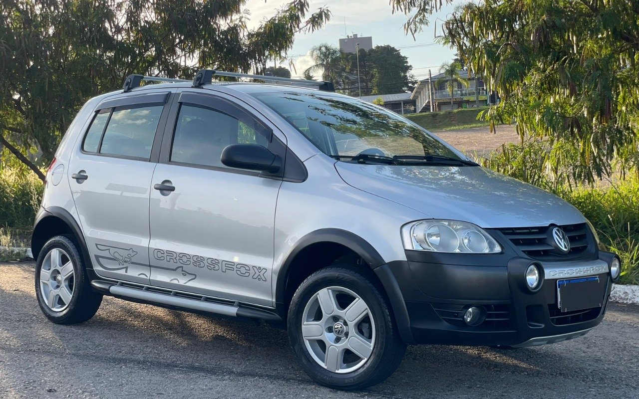 Volkswagen Crossfox 1.6 Mi Total Flex 8V 5p na cor Prata em Pinhais / PR - 880149