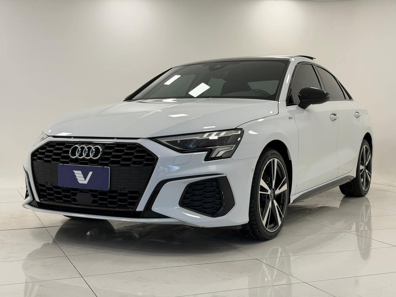 Audi A3 Sportb. Perf. Black 2.0 S-tron.(Híb.) na cor Branco em Joinville / SC - 880157